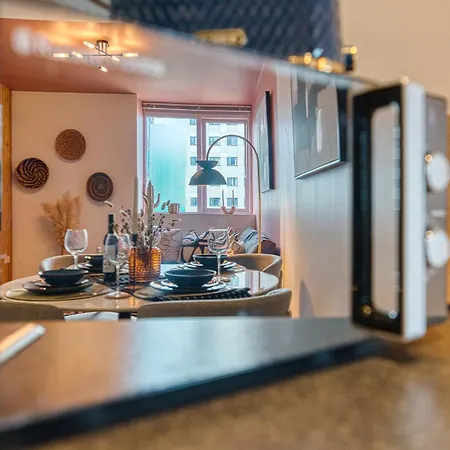 2-Bedroom Stunning, Stylish & Central City Apartment, Spacious, Sleeps 6, With On-Site Parking - Near Gunwharf Quays & Beach, Summer Offer Available! - By Blue Puffin Stays Portsmouth Exterior photo