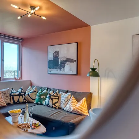 2-Bedroom Stunning, Stylish & Central City Apartment, Spacious, Sleeps 6, With On-Site Parking - Near Gunwharf Quays & Beach, Summer Offer Available! - By Blue Puffin Stays Portsmouth Exterior photo