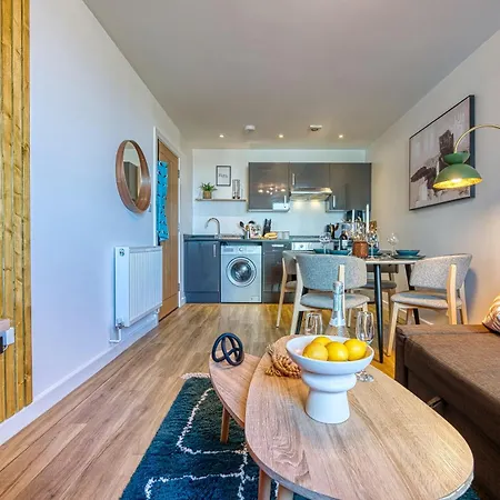 2-Bedroom Stunning, Stylish & Central City Apartment, Spacious, Sleeps 6, With On-Site Parking - Near Gunwharf Quays & Beach, Summer Offer Available! - By Blue Puffin Stays Portsmouth Exterior photo