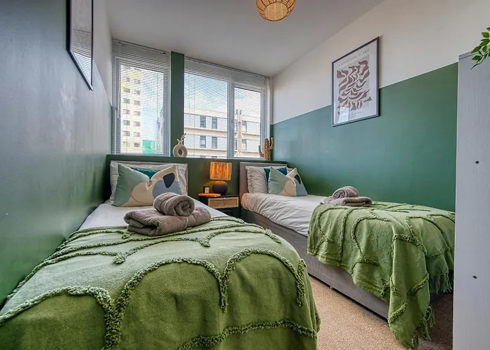 2-Bedroom Stunning, Stylish & Central City Apartment, Spacious, Sleeps 6, With On-Site Parking - Near Gunwharf Quays & Beach, Summer Offer Available! - By Blue Puffin Stays