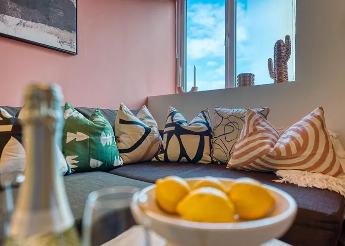 2-Bedroom Stunning, Stylish & Central City Apartment, Spacious, Sleeps 6, With On-Site Parking - Near Gunwharf Quays & Beach, Summer Offer Available! - By Blue Puffin Stays