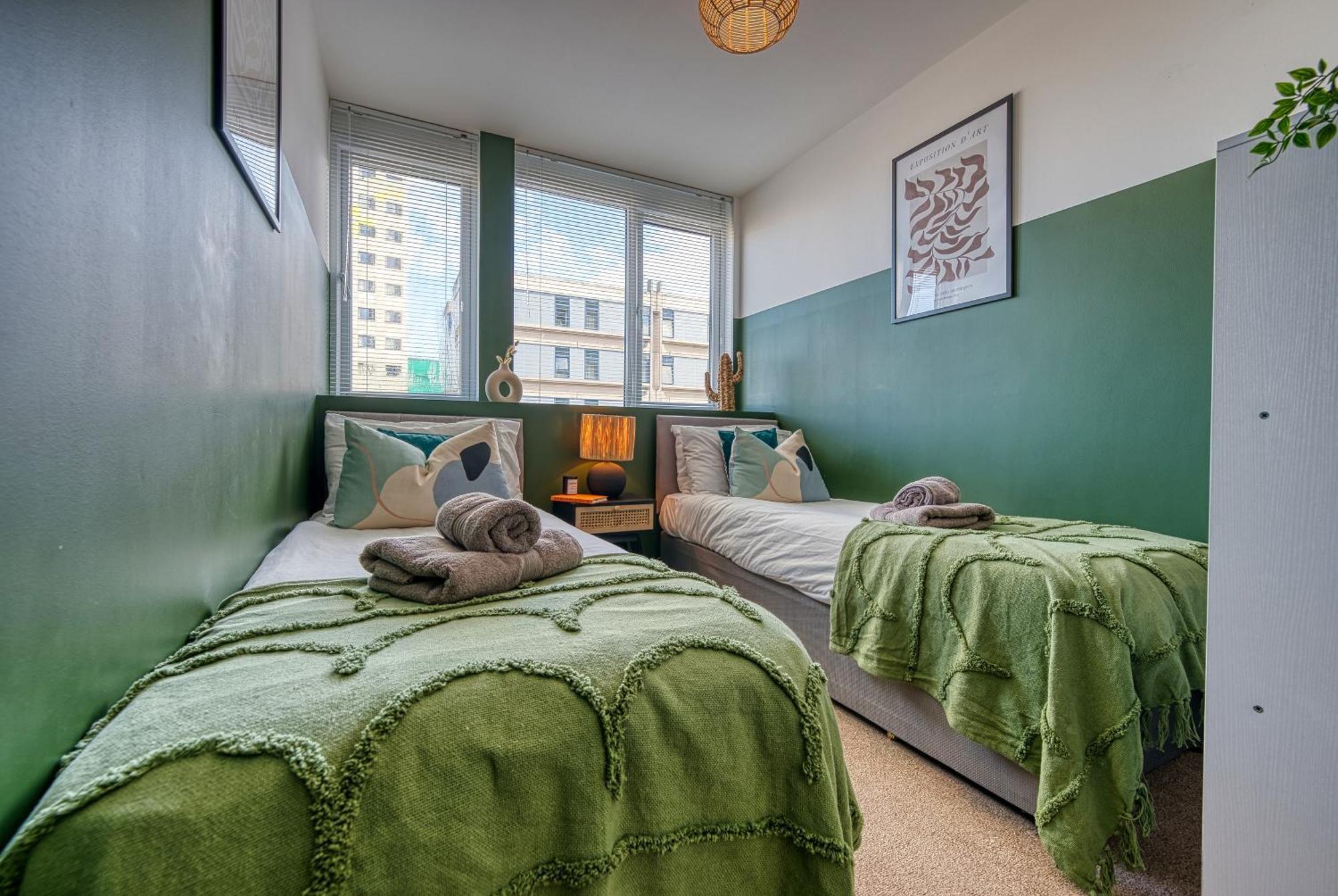 Appartement 2-bedroom Stunning, Stylish & Apartment, Spacious, Sleeps 6, With On-site Parking - Near Gunwharf Quays & Beach, Summer Offer Available! - By Blue Puffin