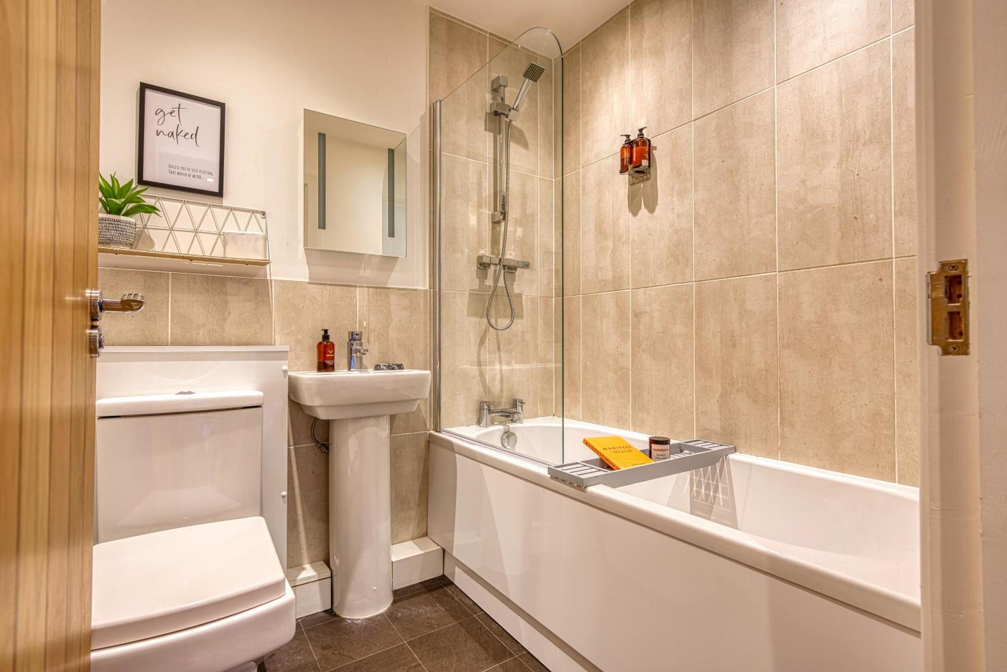 2-bedroom Stunning, Stylish & Apartment, Spacious, Sleeps 6, With On-site Parking - Near Gunwharf Quays & Beach, Summer Offer Available! - By Blue Puffin * Portsmouth