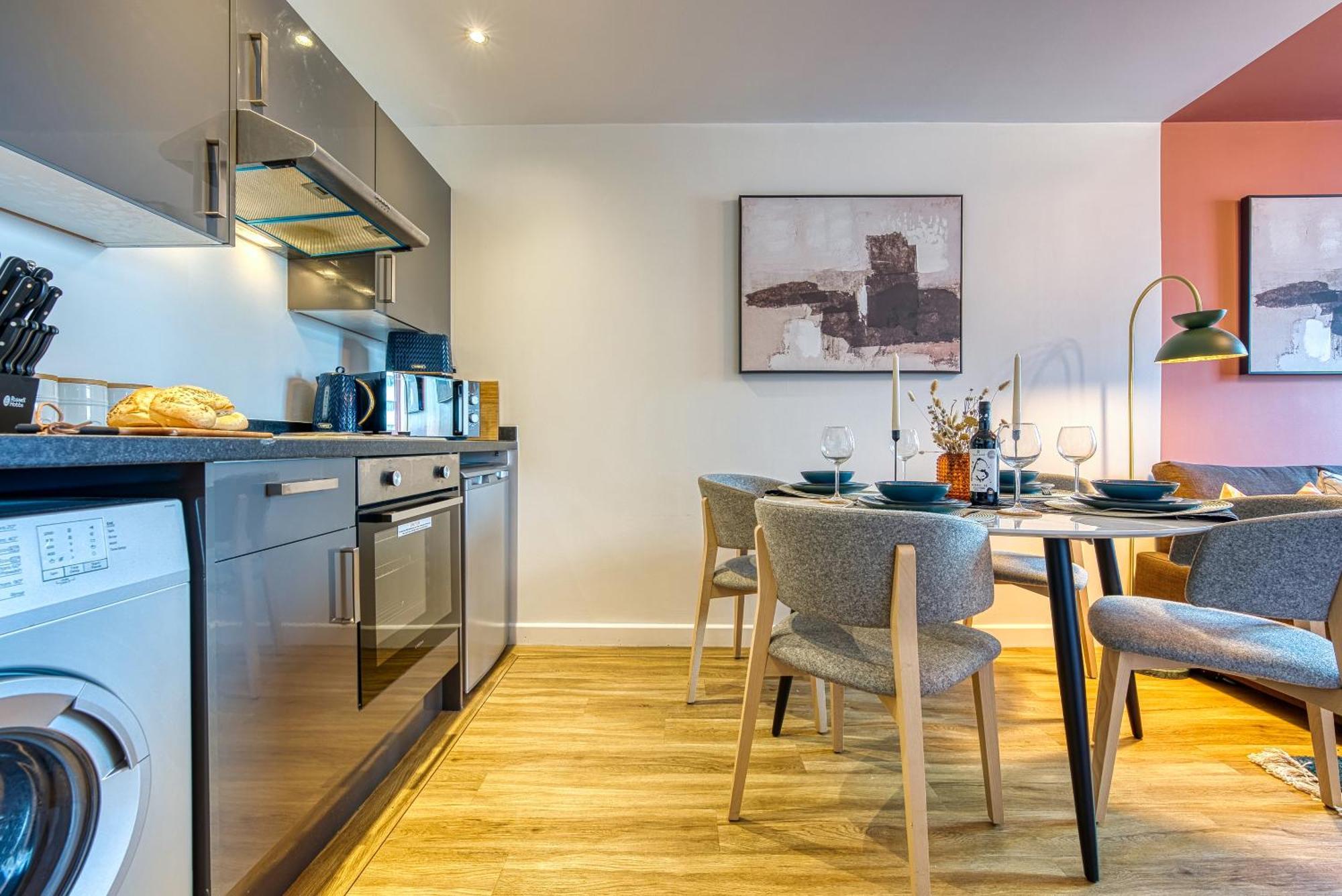 2-bedroom Stunning, Stylish & Apartment, Spacious, Sleeps 6, With On-site Parking - Near Gunwharf Quays & Beach, Summer Offer Available! - By Blue Puffin