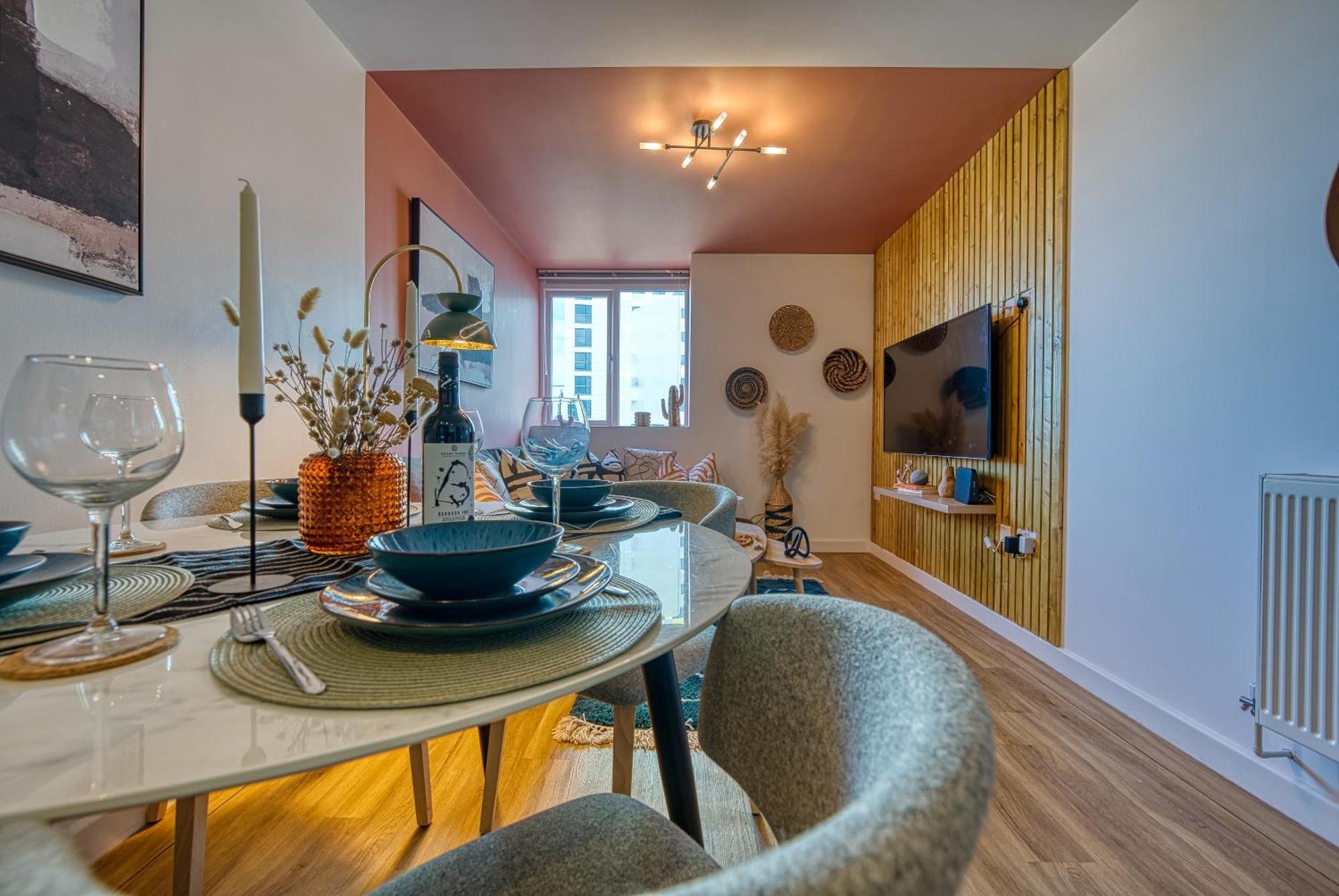 2-bedroom Stunning, Stylish & Apartment, Spacious, Sleeps 6, With On-site Parking - Near Gunwharf Quays & Beach, Summer Offer Available! - By Blue Puffin Portsmouth