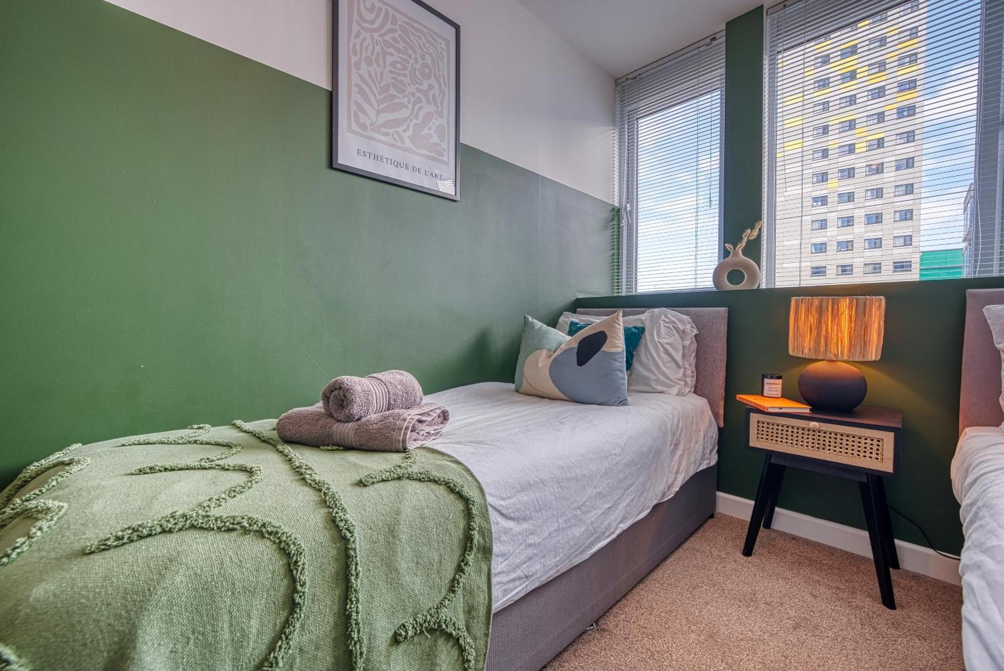 2-bedroom Stunning, Stylish & Apartment, Spacious, Sleeps 6, With On-site Parking - Near Gunwharf Quays & Beach, Summer Offer Available! - By Blue Puffin Appartement