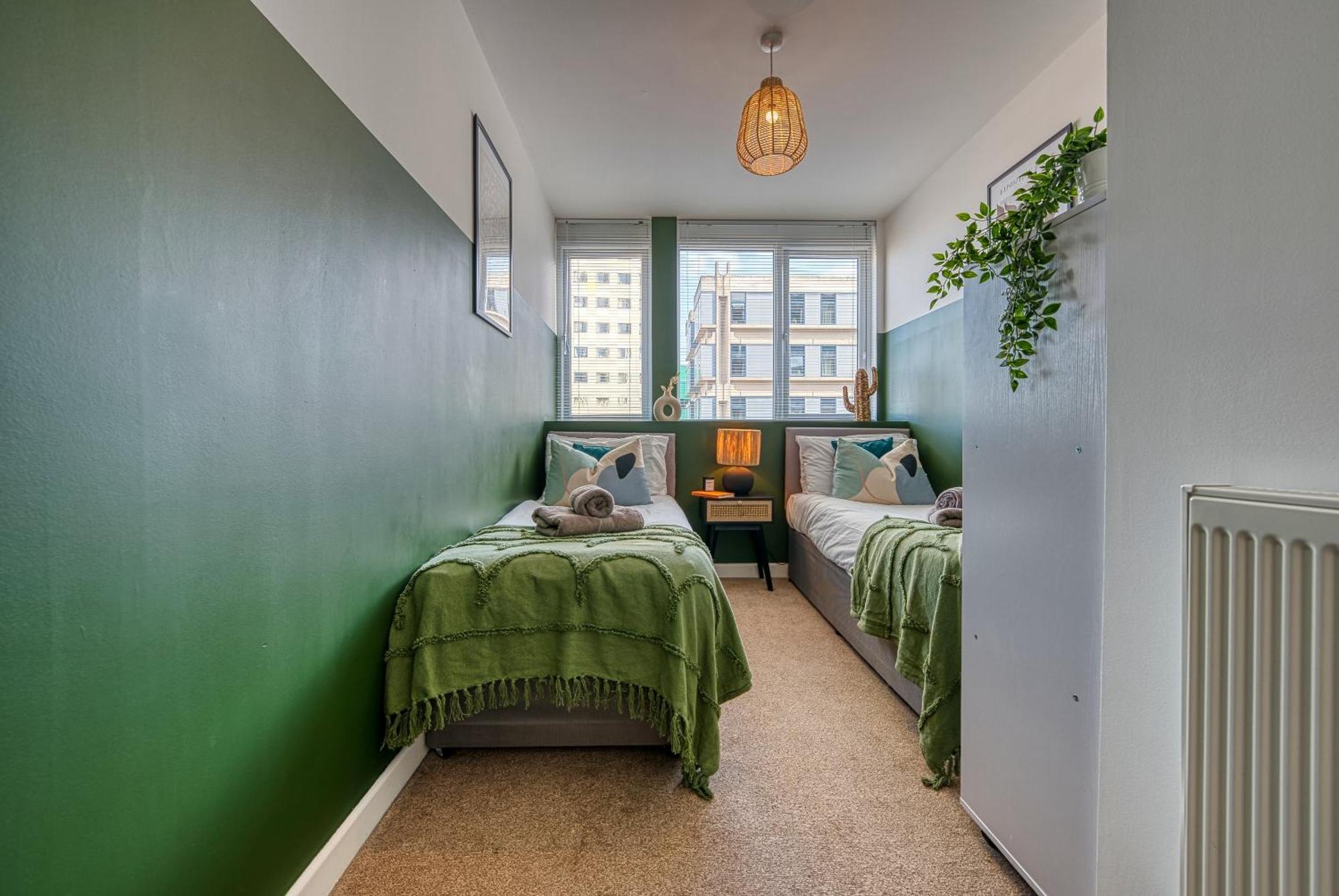 2-bedroom Stunning, Stylish & Apartment, Spacious, Sleeps 6, With On-site Parking - Near Gunwharf Quays & Beach, Summer Offer Available! - By Blue Puffin