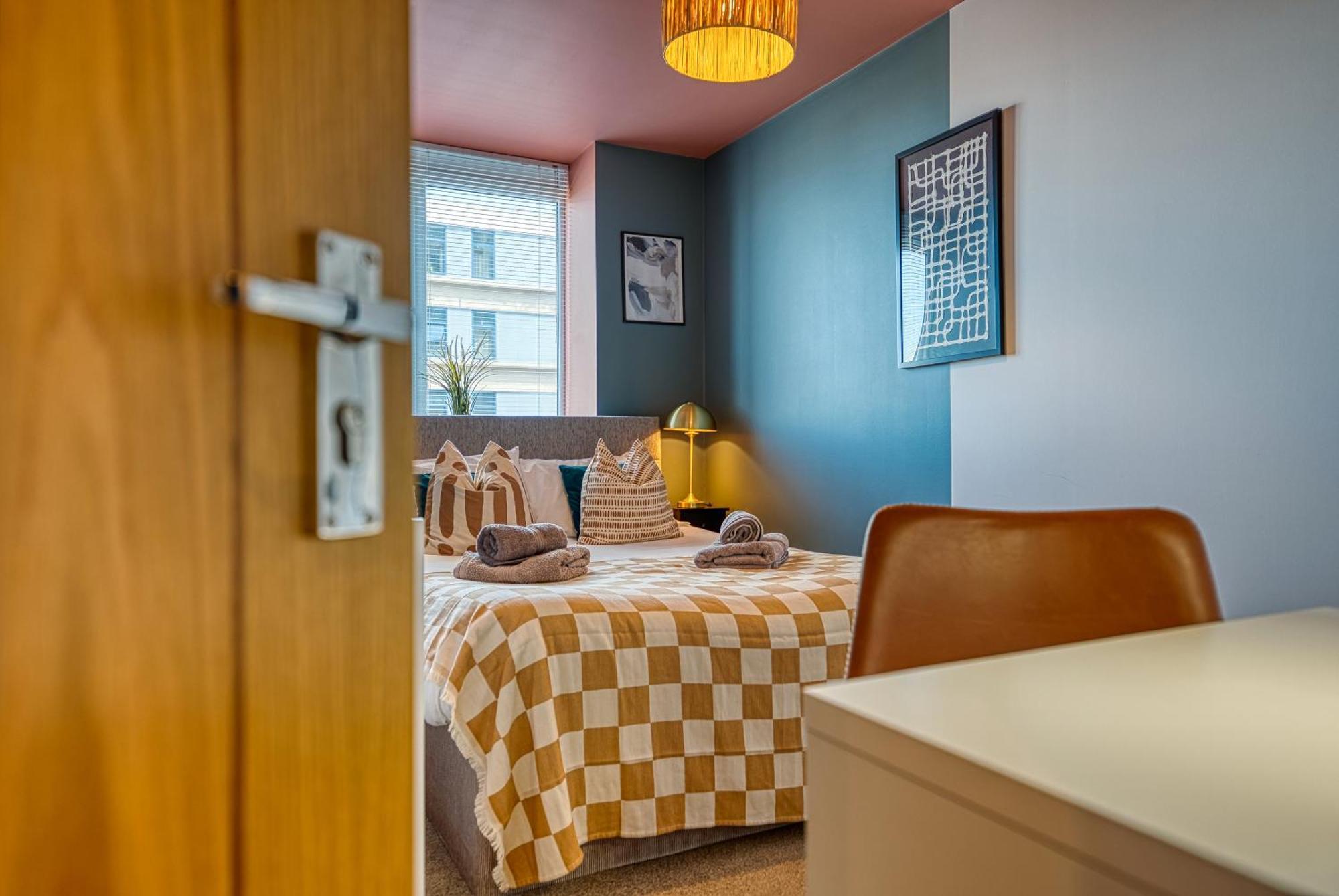 2-bedroom Stunning, Stylish & Apartment, Spacious, Sleeps 6, With On-site Parking - Near Gunwharf Quays & Beach, Summer Offer Available! - By Blue Puffin *