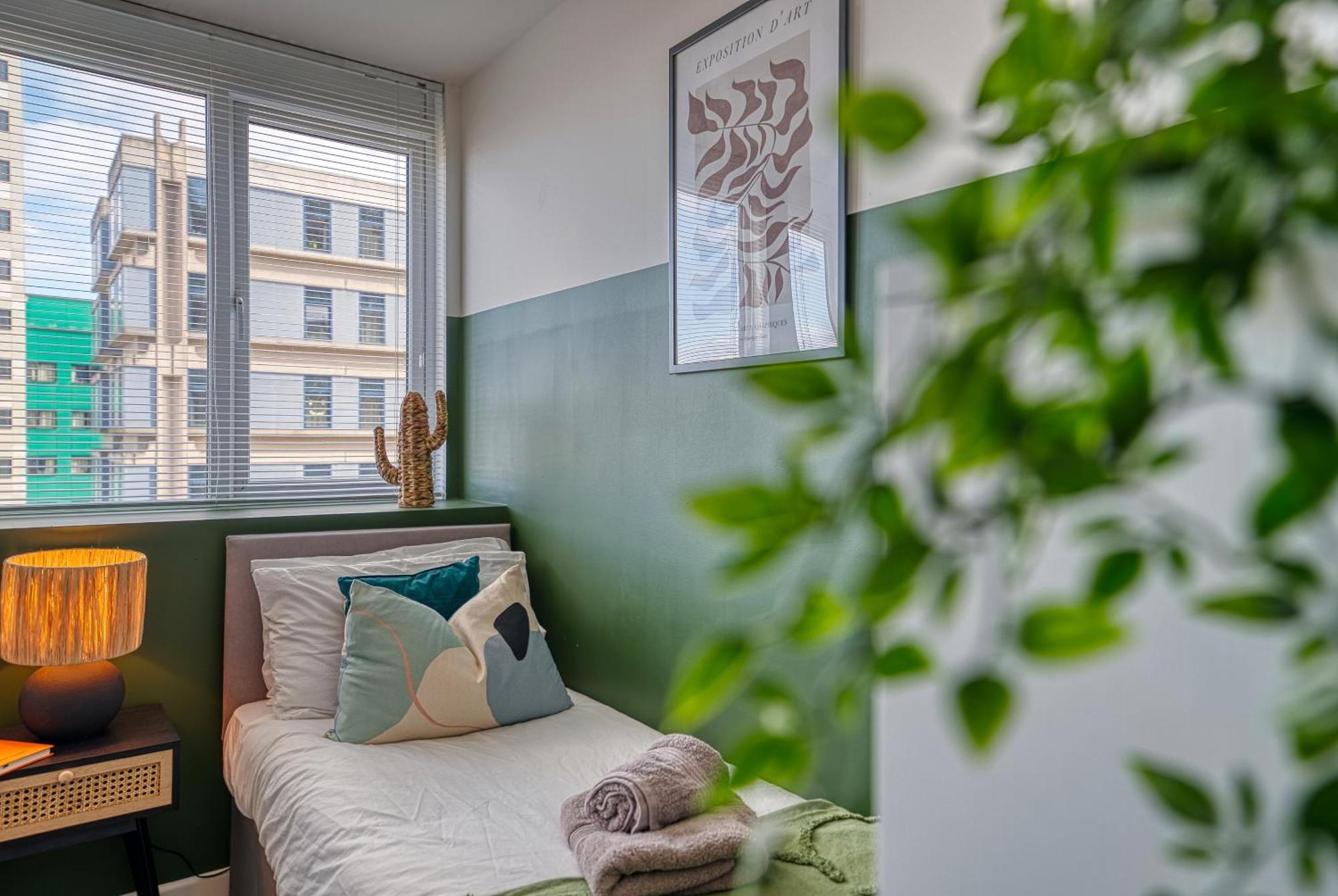 2-bedroom Stunning, Stylish & Apartment, Spacious, Sleeps 6, With On-site Parking - Near Gunwharf Quays & Beach, Summer Offer Available! - By Blue Puffin * Portsmouth