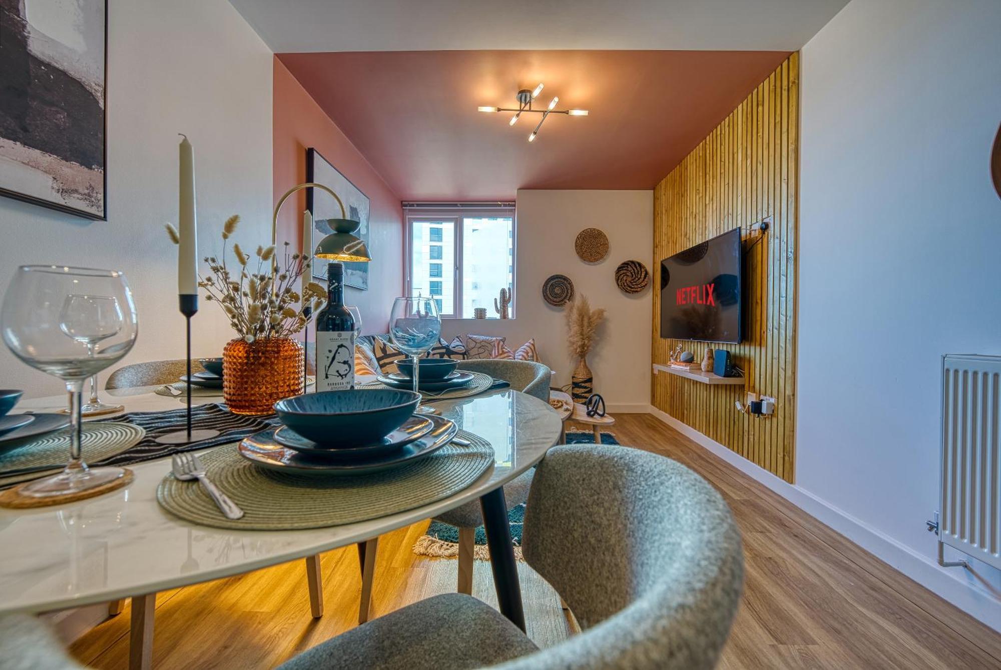 2-bedroom Stunning, Stylish & Apartment, Spacious, Sleeps 6, With On-site Parking - Near Gunwharf Quays & Beach, Summer Offer Available! - By Blue Puffin Portsmouth