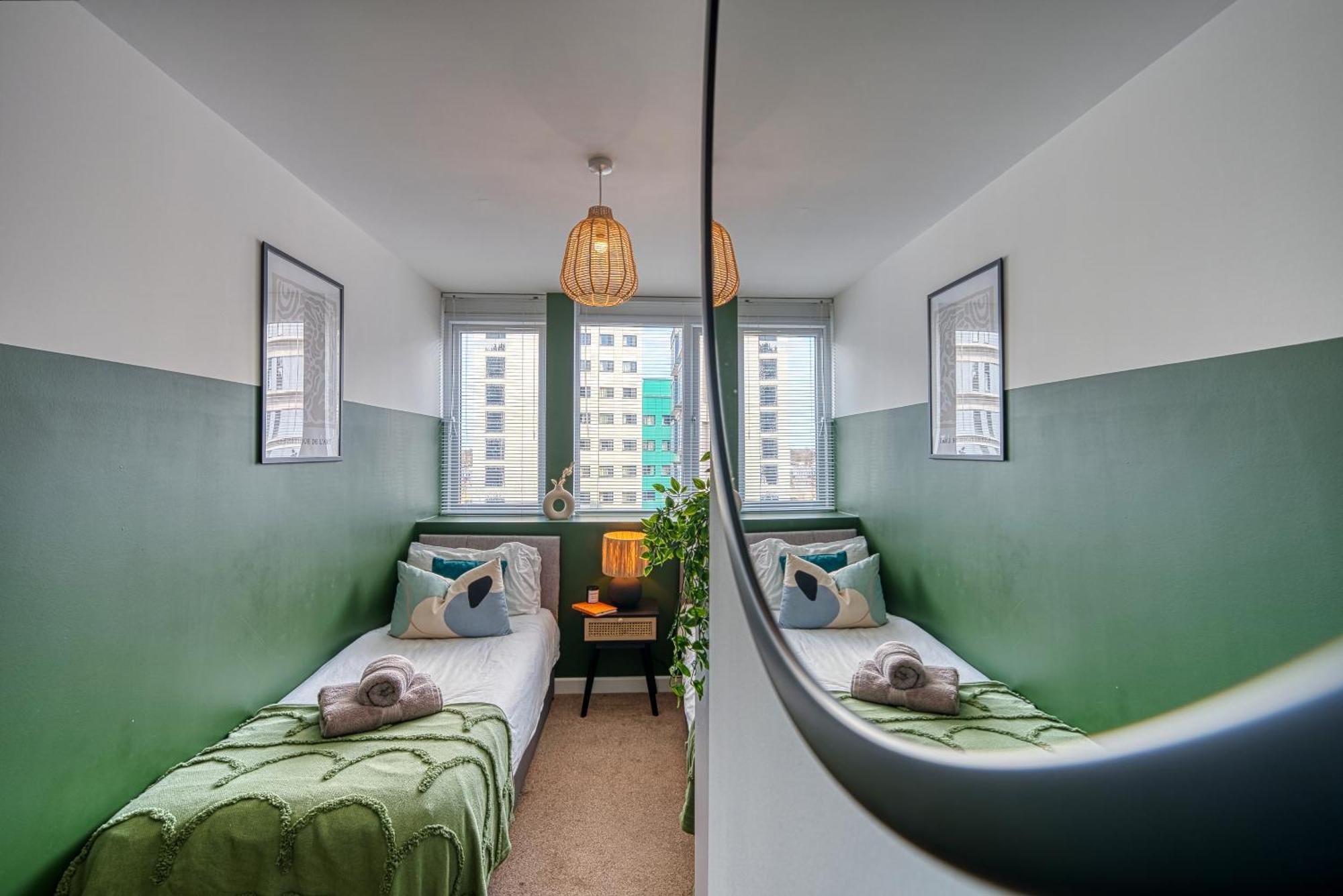 2-bedroom Stunning, Stylish & Apartment, Spacious, Sleeps 6, With On-site Parking - Near Gunwharf Quays & Beach, Summer Offer Available! - By Blue Puffin Appartement